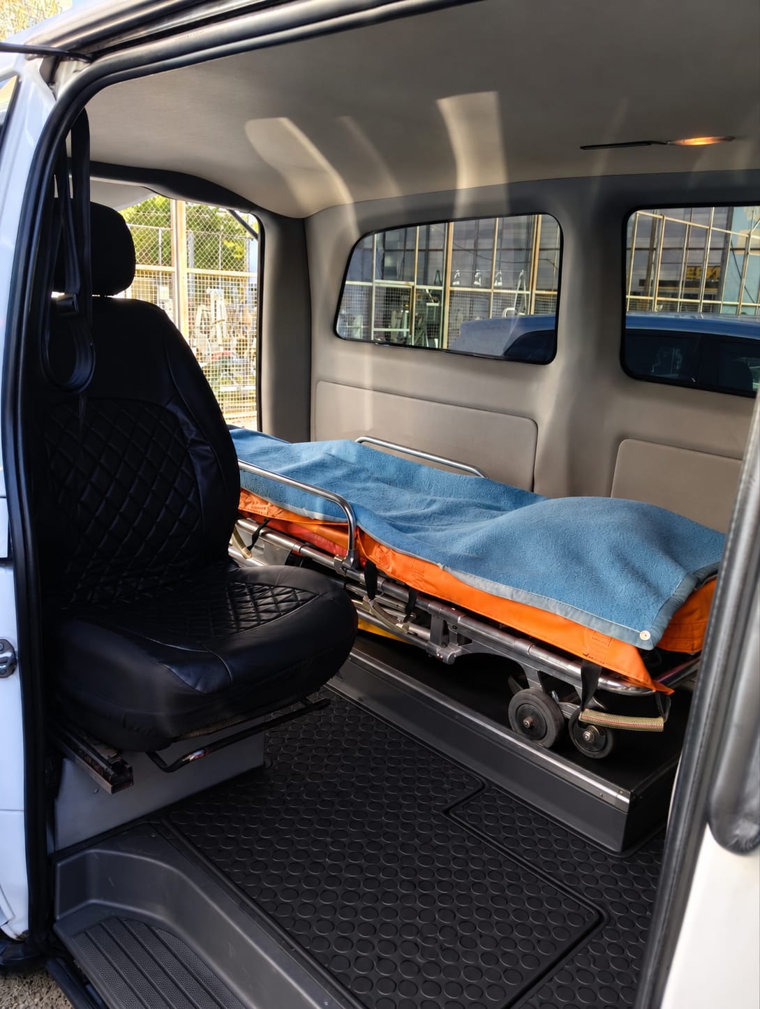 Салон автомобіля VIDI MEDIC для перевезення лежачих хворих